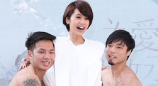 楊丞琳坐人肉椅調(diào)戲猛男戳胸肌 提到王陽明變臉