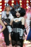 柳岩“杂草头”扮女王走秀 穿透视内衣登台抢镜