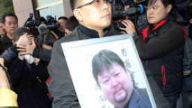 戎祥猝逝妻子赖芊合难接受 痛哭流涕送最后一程