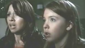 《蜘蛛3D》片段 巨型蜘蛛破窗入內(nèi)少女落荒而逃