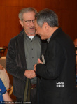 李安現(xiàn)身美國導(dǎo)演協(xié)會獎發(fā)表演講 與畢格羅熱聊