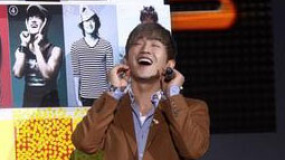 李珉宇扭腰摆臀装可爱 个人见面会卖萌逗乐粉丝