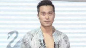 张孝全走秀休闲装扮小露胸肌 自曝紧张到手足无措