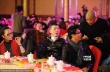张国立搂奚美娟贴面热聊 与冯小刚、王中军拜年