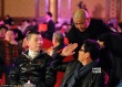 张国立搂奚美娟贴面热聊 与冯小刚、王中军拜年