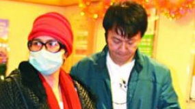 47岁邵美琪牵男友甜蜜购物 不落人后疑似好事将近