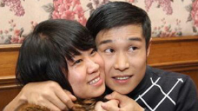 小沈阳下飞机被妻子冷落 两人零交流疑似闹不和