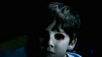 《黑暗天际》曝光片段 孩子诡异丢失双眼血色模糊