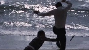 《007：女王密使》片段 007邦德海滩徒手打斗