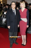《斯托克》首映 米娅拥抱影迷林秀晶展早春时尚
