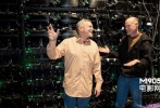制片人Craig Zadan（左）與 Neil Meron（右）在后臺(tái)聊天。