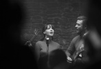 本片是科恩兄弟新作，凯瑞·穆丽根和贾斯汀·丁伯莱克饰演的民谣歌手首次亮相，在酒吧深情高歌。