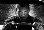 布洛林饰演的杀手德怀特雨夜驾车，面色凝重，他正在踏上寻找爱人的亡命旅途。