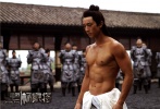 武尊饰演杨六郎展露胸肌。