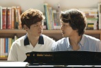 李帝勋和韩石圭坐在钢琴前，授业学习。