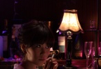 女主演金贻静在昏暗的酒吧里抽烟，尽显妩媚和神秘。