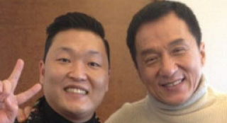 鳥叔曬與成龍合影 豎剪刀手化身小粉絲獻殷勤