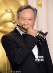 《少年派》李安喜獲最佳導(dǎo)演 后臺熱吻金像獎杯