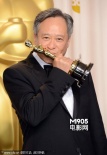 《少年派》李安喜获最佳导演 后台热吻金像奖杯