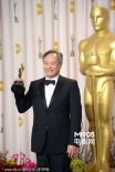 《少年派》李安喜获最佳导演 后台热吻金像奖杯