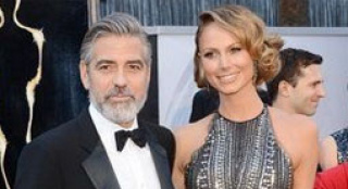 乔治·克鲁尼尽显老牌帅哥魅力 频频喊话亲吻记者