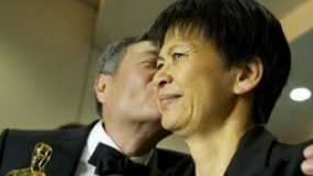 李安挥小金人吻妻子引混乱 拿最佳导演开心释然