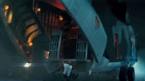 《虎胆龙威5》片段 布鲁斯·威利斯搏命跳直升机