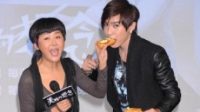 藍(lán)心湄情義力挺干兒子唐禹哲 現(xiàn)場(chǎng)喂食親密無(wú)間