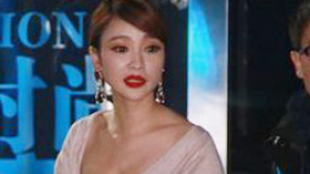 柳巖紅唇低胸秀半露雙峰 性感風(fēng)情搶盡姚晨風(fēng)頭