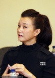明星政協(xié)委員親切交流 馮小剛、宋丹丹獻計獻策