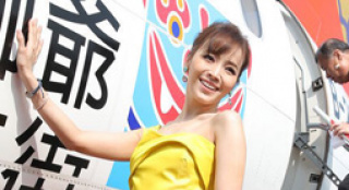 侯佩岑亮黃色裙裝甜美亮相 一大早搭專機去血拼