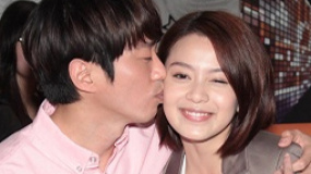 张栋梁“房中”亲周渝民绯闻女友 收粉丝礼物吓傻