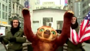 《疯狂原始人》宣传片 “皮带猴”人偶穿梭柏林