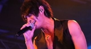 黃品源慶生演唱會秀肌肉 與任賢齊跳另類騎馬舞