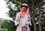 擅长表演喜剧的吴达庶在本片中的装扮依旧是“无尽风骚”。