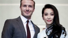 小贝撩衣秀中文纹身引尖叫 获李冰冰陪同游中国