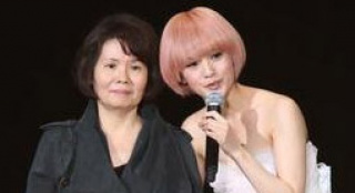 楊丞琳哽咽感謝媽媽支持 緋聞男友王子眼前喊幸福