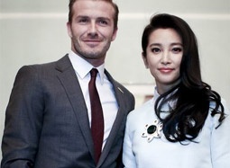 小贝撩衣秀中文纹身引尖叫 获李冰冰陪同游中国