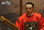 張涵予飾演“瘋戲子”拍案升堂。