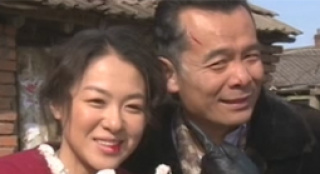 片場探班《胡巧英告狀》 沈傲君現(xiàn)“冰火兩重天”