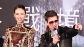 阿湯哥引瘋狂粉絲光頭上簽名 超長紅毯秀2小時