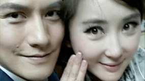 嚴(yán)寬跪地向杜若曦求婚 送2.1克拉鉆戒淚灑舞臺(tái)