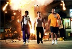 《付出与收获》新剧照，三位健身教练身着健美背心，再玩爆炸不回头的好莱坞戏码