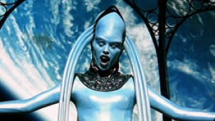 蓝色外星人与米拉“遥相呼应”成经典——《第五元素》