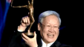 謝飛眾望所歸獲杰出貢獻(xiàn)導(dǎo)演 徒兒管虎鞠躬致敬