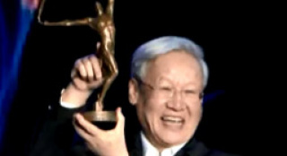 謝飛眾望所歸獲杰出貢獻導(dǎo)演 徒兒管虎鞠躬致敬