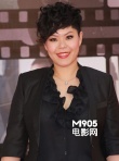 林二汶黑色男装酷炫亮相 与女友牵手共搭黑白配