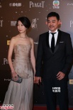 刘青云黑色西装潇洒从容 夫妻手牵手现场秀恩爱