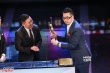周显扬捧奖杯含蓄带笑 凭《大追捕》获新晋导演