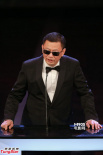 王家卫墨镜不离身遭调侃 登台颁发专业精神奖